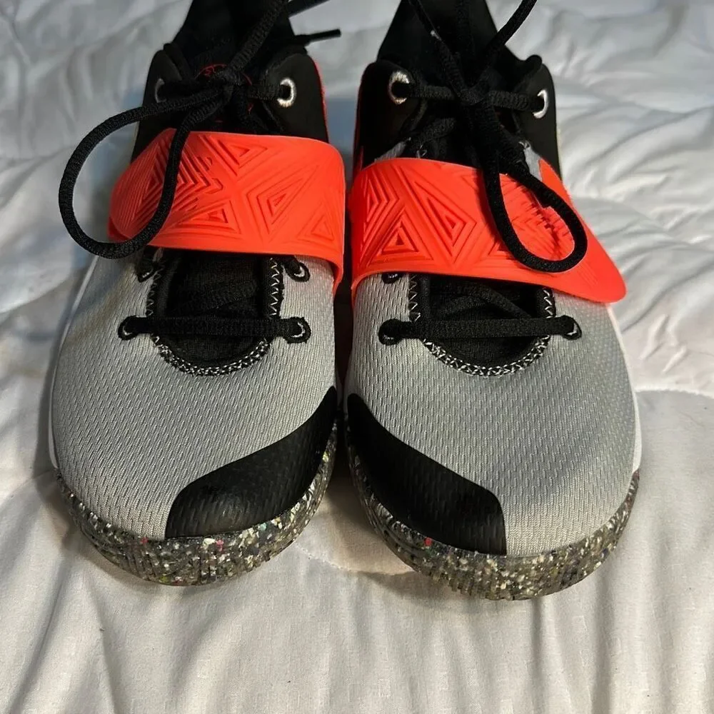 Nike Kidzen Fly Trap Size 6 Youth